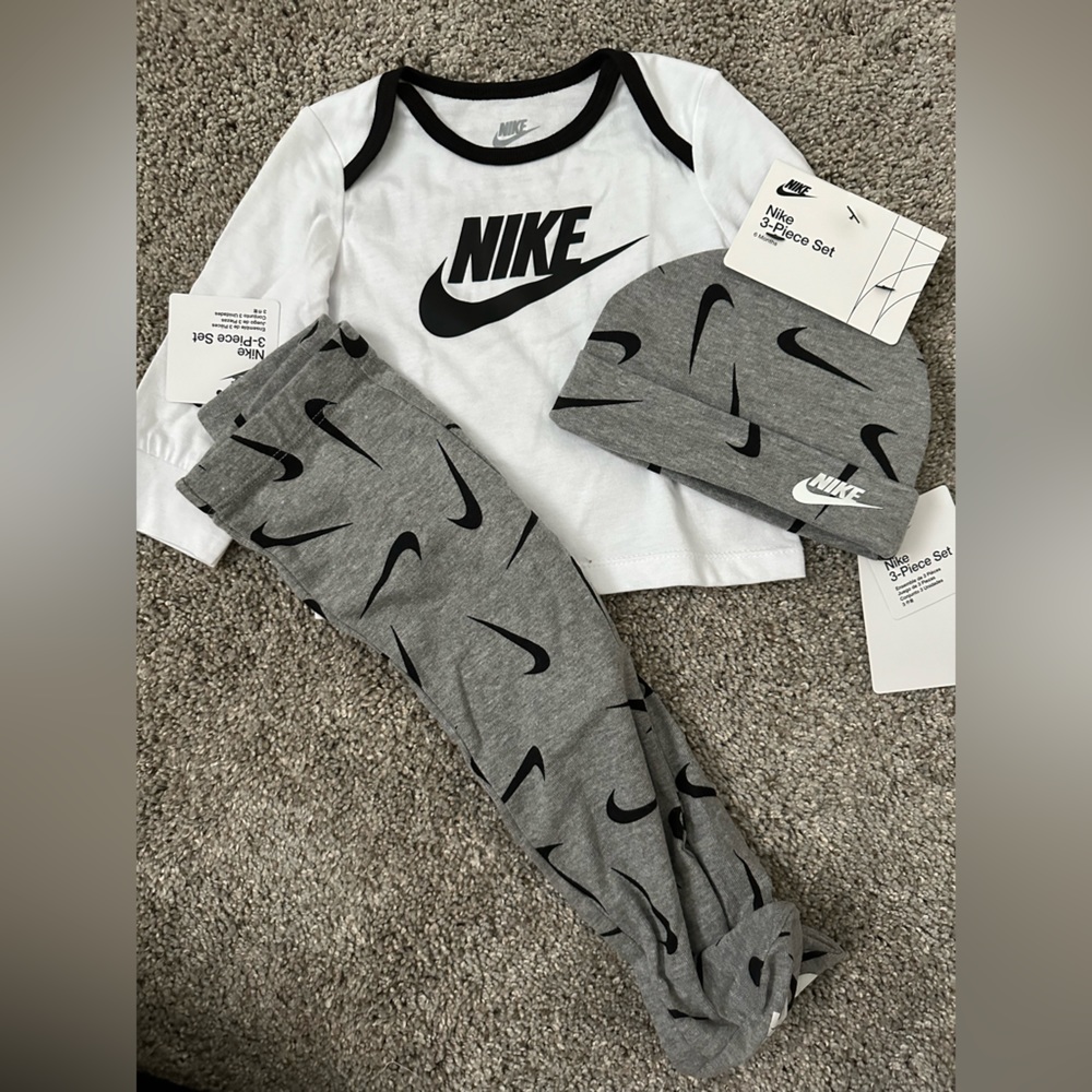 Nike 3 piece set, hat, top and footed leggings, new with tags.